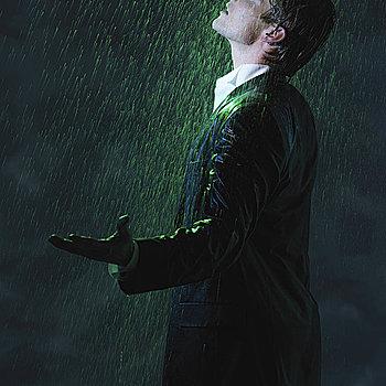 一个站在雨中的头像男： 一块孤独的石头坐满整个天空。他说：在这一千年里我只热爱我自己。