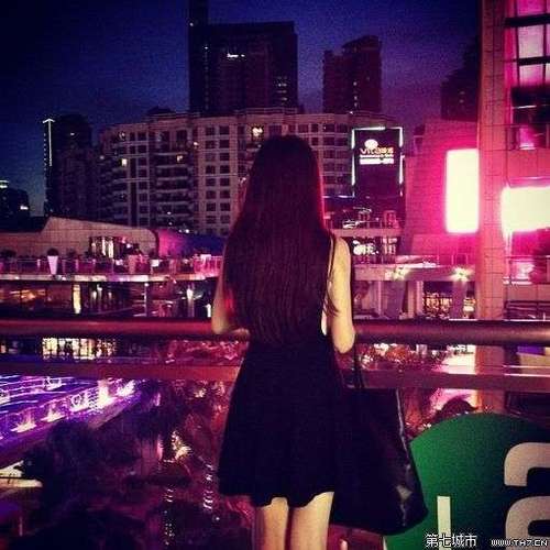 女生背影头像城市夜晚氛围：孤独大概就是这般模样：无人伴你欢笑