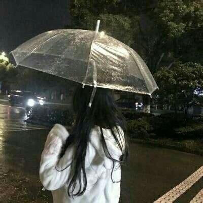 女生头像撑雨伞雪背影图片：　　那天我把乞丐装满钱的碗拿走后