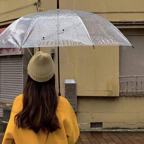 雨天撑伞清新背影头像图片女：“如果我丢了你会找我么？”“废话