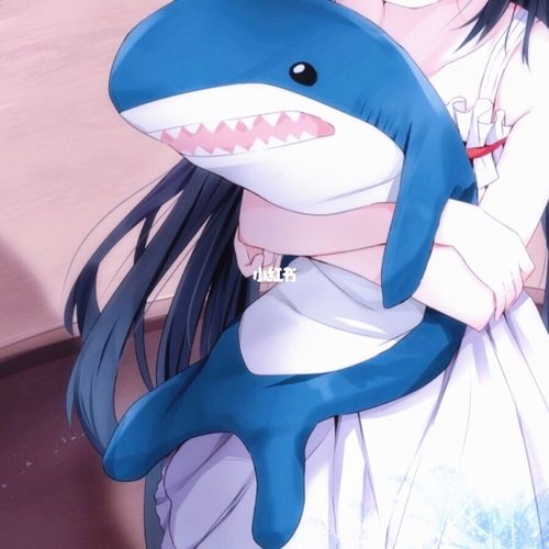 女抱鲨鱼动漫头像：我们都只是一个孩子