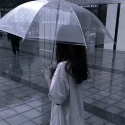 女生蹲着拿伞头像真人：很久不见面