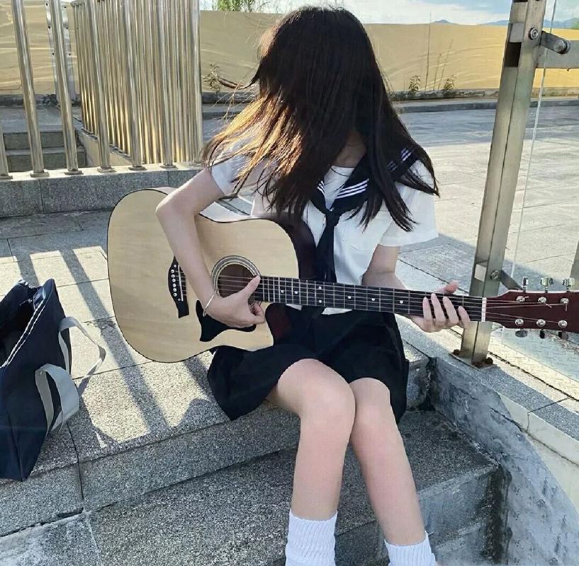 玩吉他女生头像图片：要明白的是生活是属于你一个人的