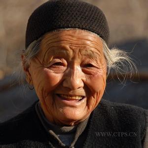 个性老太婆头像：小时候以为世界上只有两个国家：中国和外国。