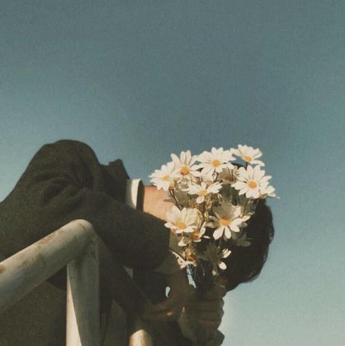 一个男孩手捧鲜花的头像图片：余生不用你指教了