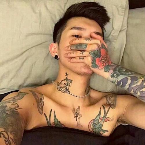 纹身猛男头像图片：最好的感情莫过于 我开玩笑的说 你却认真的去做了