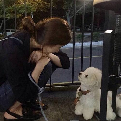 女生跟狗狗头像高冷图片：有时候我还是需要装的傻一点 才不会让自己难受 ​​​​