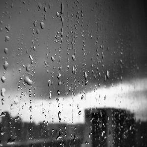 下雨玻璃窗头像的寓意：每当下雨的时候