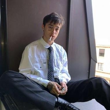QQ男生抽烟头像简约：不要让太多的曾经来占据你的现在