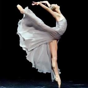 芭蕾舞真人头像女： 我像个路人看着你的生活