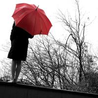 伤感头像女生撑着雨伞：不爱是一生的遗憾