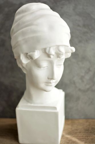 斯德哥尔摩女孩雕塑头像：是谁把光阴剪成了烟花