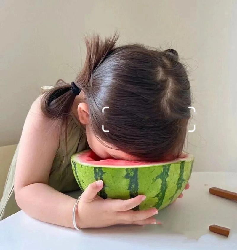 小女孩子吃西瓜头像图片：4 说实话