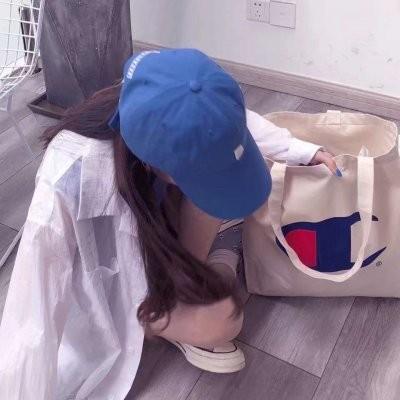 qq韩版女生头像戴帽子：每次看到钱包心情不好的时候