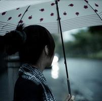 淋雨忧郁的头像：宁愿独自在大雨中奔跑