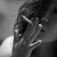 女烟酒陪伴伤感头像：没人可以带走你的痛