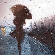 下雨天撑伞图片女生头像： 人生在世三万天