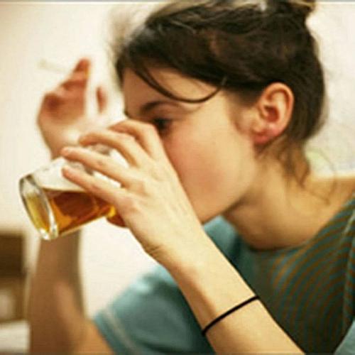 喝白酒的女人微信头像图片： 让生活的句号圈住的人