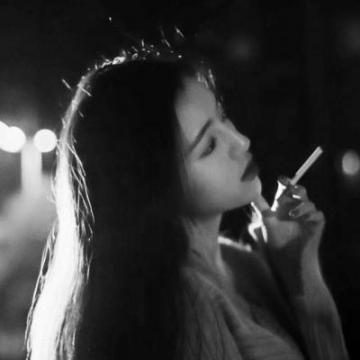 女抽烟的头像失恋： 世界太大还是遇见你