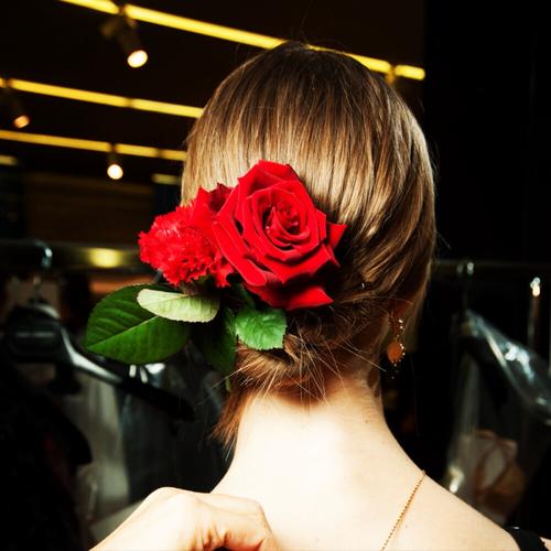 一个女孩捧着玫瑰花头像什么意思：最是那一低头的温柔