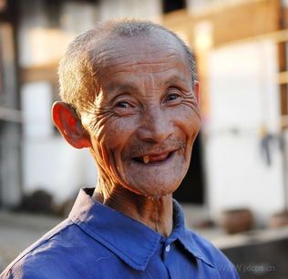 感染人的老男人微笑头像图片大全：一个女孩所能发的最大的脾气就是如同哑巴不开口说话。 ​​​​
