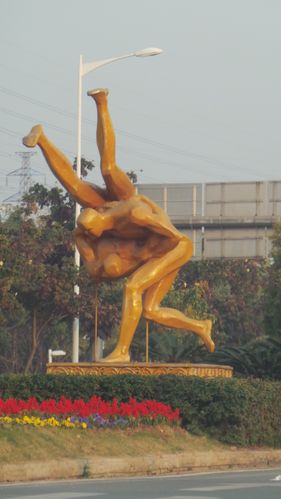广州大学城附近的大雕塑头像： 因为上海的网速快。