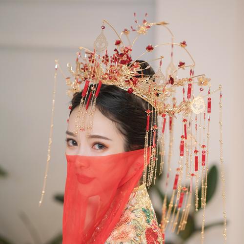 戴红头饰的新娘头像图片：人和人的出场顺序很重要